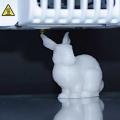 Ein 3D-​Drucker druckt einen Kunststoffhasen. Im Kunststoff sind DNA-​Moleküle enthalten, in denen die Druckanleitung kodiert ist. (Bild: ETH Zürich / Julian Koch)