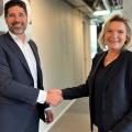 Shake hands: Aleardo Chiabotti, Group CEO von Emineo, und Conet-CEO Anke Höfer (Bild: zVg) 