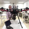 UniSA-Professor Anthony Finn mit einer potenziell gefährlichen Drohne (Foto: unisa.edu.au)