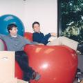 Larry Page und Sergey Brin entspannen sich auf bunten Bällen nach einer Büro-Party (Bild: Google)  