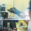 Befüllen des 3D-Hautdruckers mit der revolutionären Biotinte (Foto: Michelle Bixby, psu.edu)
