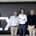 Der designierte neue Inventx CEO Pascal Specht-Keller umrahmt von den Gründern Gregor Stücheli und Hans Nagel (Bild: zVg)