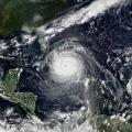 Die Forschungsinitiative EXCLAIM entwickelt neue, globale Klimamodelle, die regionale Wettermodelle hochaufgelöst integrieren sowie Stürme, Gewitter oder Hurrikane direkt simulieren. (Themenbild: Wikipedia/ NOAA)