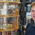 Mit dieser hochkomplexen Apparatur untersucht Sebastian Krinner, wie sich die Fehlerrate von Quantencomputern reduzieren lässt. (Bild: ETH Zürich / D-PHYS / Heidi Hostettler)