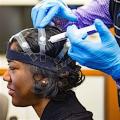 Im Labor: Testperson mit EEG-Haube (Foto: Marshall Farthing, purdue.edu)