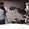 Teleoperation: Handschuh steuert Roboterhand (Foto: shadowrobot.com)