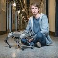 Roboter und Forscher: kleines Gerät für grosse Tricks (Foto: Bryce Vickmark, MIT)