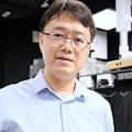 Wang Qijie mit dem Prototyp des neuen Zahlengenerators (Foto: ntu.edu.sg)