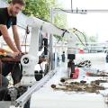 Ein Roboterarm mit Kamera soll die Abfälle nach Material trennen, wobei Biomasse zurück ins Wasser gelangt. (Bild: ETH Zürich)