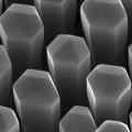 Nanodrähte aus Germanium-Silizium-Legierung mit hexagonalem Kristallgitter können Licht erzeugen. Für Photonik-Chips könnten sie direkt in die gängigen Prozesse der Silizium-basierten Halbleitertechnologie integriert werden. Bild: E. Fadaly / TU/e 