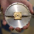 Am Walther-Meissner-Institut (WMI) entwickelter Quantenschaltkreis, mit dem verschränkte Mikrowellen-Zustände erzeugt werden können (Foto: Andreas Baltenberg/ TU München) 