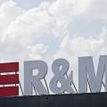 R&M-Schriftzug am Hauptsitz in Wetzikon (Bild: R&M)