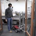 Autonomer Roboter beim Öffnen einer Tür (Foto: Ravenna Rutledge, uc.edu)