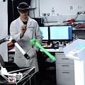 Schlangenarm-Roboter im Labor: "Grün" signalisiert, dass es geklappt hat (Foto: imperial.ac.uk)