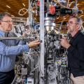 Thorsten Schmitt (links) und Milan Radovic an ihrer Experimentierstation an der Synchrotron Lichtquelle Schweiz SLS. Hier haben sie ihre Messungen an dünnen Filmen aus Strontium-Iridium-Oxid durchgeführt. (Foto: Paul Scherrer Institut/Markus Fischer)