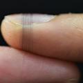 Der neue Sensor aus 'Spinnenseide' wird direkt auf den Finger gedruckt (Foto: cam.ac.uk) 