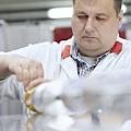Anatoliy Senyshyn befestigt Probe zum Messen mit Neutronen am Pulverdiffraktometer (Foto: tum.de)