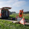 Ein Swisstopo-Mitarbeiter beim Aufbau der mobilen GNSS Messstation in Lueg BE. Im Rahmen der Messkampagne 2022 werden 220 Fixpunkte neu vermessen (Bild: zVg) 