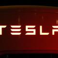 Tesla: im nächsten Jahr soll die autonome Fahrära starten (Bild: Pixabay/Blomst) 