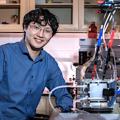 Forscher Xiao Su im elektrochemischen Labor (Foto: Fred Zwicky, illinois.edu)