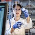 Expertin Meiqi Yang mit Natrium- und Siliziumsalz (Foto: engineering.princeton.edu, Bumper DeJesus)