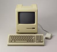 Ebenfalls zu sehen: Apple Macintosh Plus 1 von 1986 (© Landesmuseum Zürich)