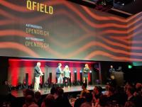 Award-Überreichung an die Graubündner OpenGIS, die für die Felddatenerfassungs-App QField in der Kategorie 'Enterprise' (Bild: BOSA) 
