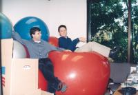 Die Google-Gründer Larry Page und Sergey Brin entspannen sich auf bunten Bällen nach einer Party im Büro (Foto: Google)