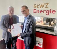 Paul Marbach von StWZ Energie und Felix Kunz präsentieren den Beitrittsvertrag (Bild: zVg) 