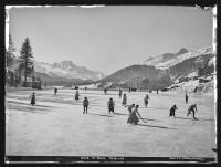 St. Moritz 1910: Männer und Frauen beim Bandy-Spiel (Foto: Slg. Wehrli, 1910)